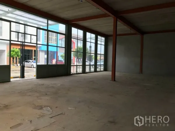 零售空间 出租在Bang Na, Bangkok - 转角店铺开阔平面，大片玻璃面向项目内街。