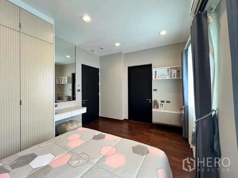 บ้าน ให้เช่าหรือขายในLat Krabang, Bangkok - ห้องนอนพร้อมตู้เสื้อผ้าบิวท์อิน โต๊ะเครื่องแป้ง และประตูสองด้าน