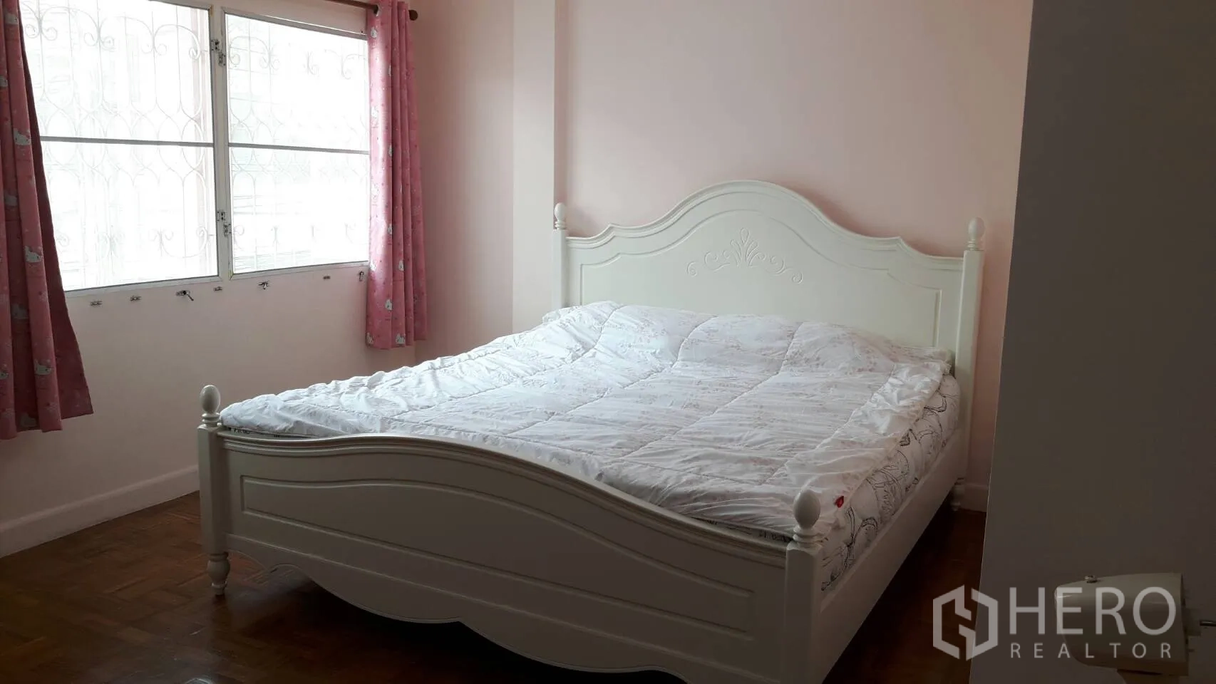 ทาวน์เฮาส์ ให้เช่าในKhlong Toei, Bangkok - ห้องนอนสว่าง เตียงสีขาว พื้นปาร์เกต์ และหน้าต่างติดผ้าม่าน