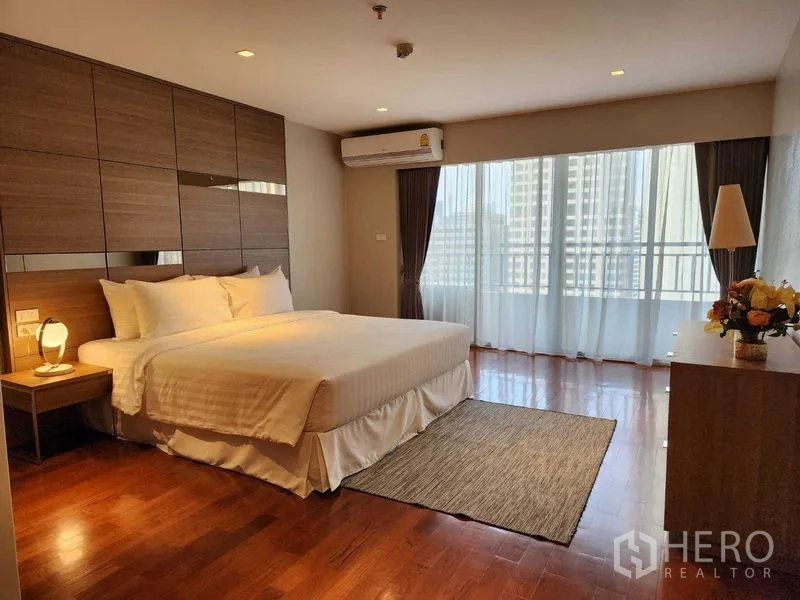 คอนโด ให้เช่าในSathon, Bangkok - ห้องนอนกว้าง เตียงคิง ผนังไม้ตกแต่ง และหน้าต่างบานใหญ่พร้อมผ้าม่านโปร่ง