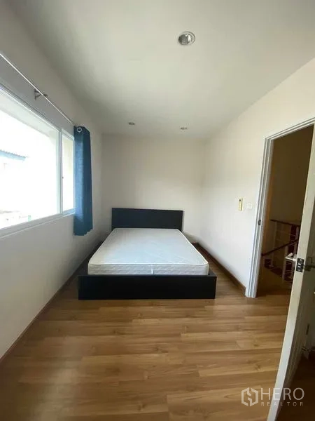 ทาวน์เฮาส์ ให้เช่าในSuan Luang, Bangkok - ห้องนอนรอง เตียงคู่ หน้าต่างบานใหญ่ และพื้นไม้