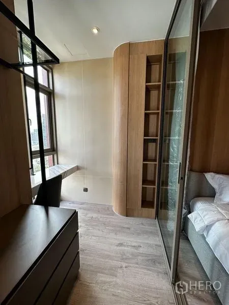 คอนโด ให้เช่าในWatthana, Bangkok - มุมแต่งตัวหรือทำงานขนาดกะทัดรัด พร้อมชั้นเก็บของบิวท์อิน ประตูกระจกบานเลื่อน และหน้าต่างรับแสง