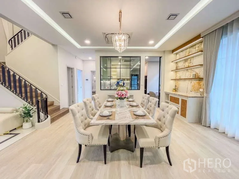 บ้าน ให้เช่าในSaphan Sung, Bangkok - ห้องทานอาหารทางการ โต๊ะหินอ่อน เก้าอี้บุผ้า และช่องกระจกมองเข้าครัว