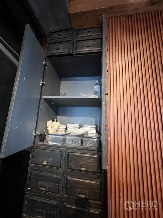 พื้นที่ขายปลีก ให้เช่าในWatthana, Bangkok - ตู้เก็บของเปิดโชว์จานชามและอุปกรณ์