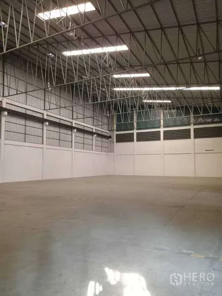 โรงงาน ให้เช่าในMueang Samut Prakan, Samut Prakan - ฮอลล์การผลิตเพดานสูง ผนังเมทัลชีท มีแสงสว่างและพื้นคอนกรีตเรียบ