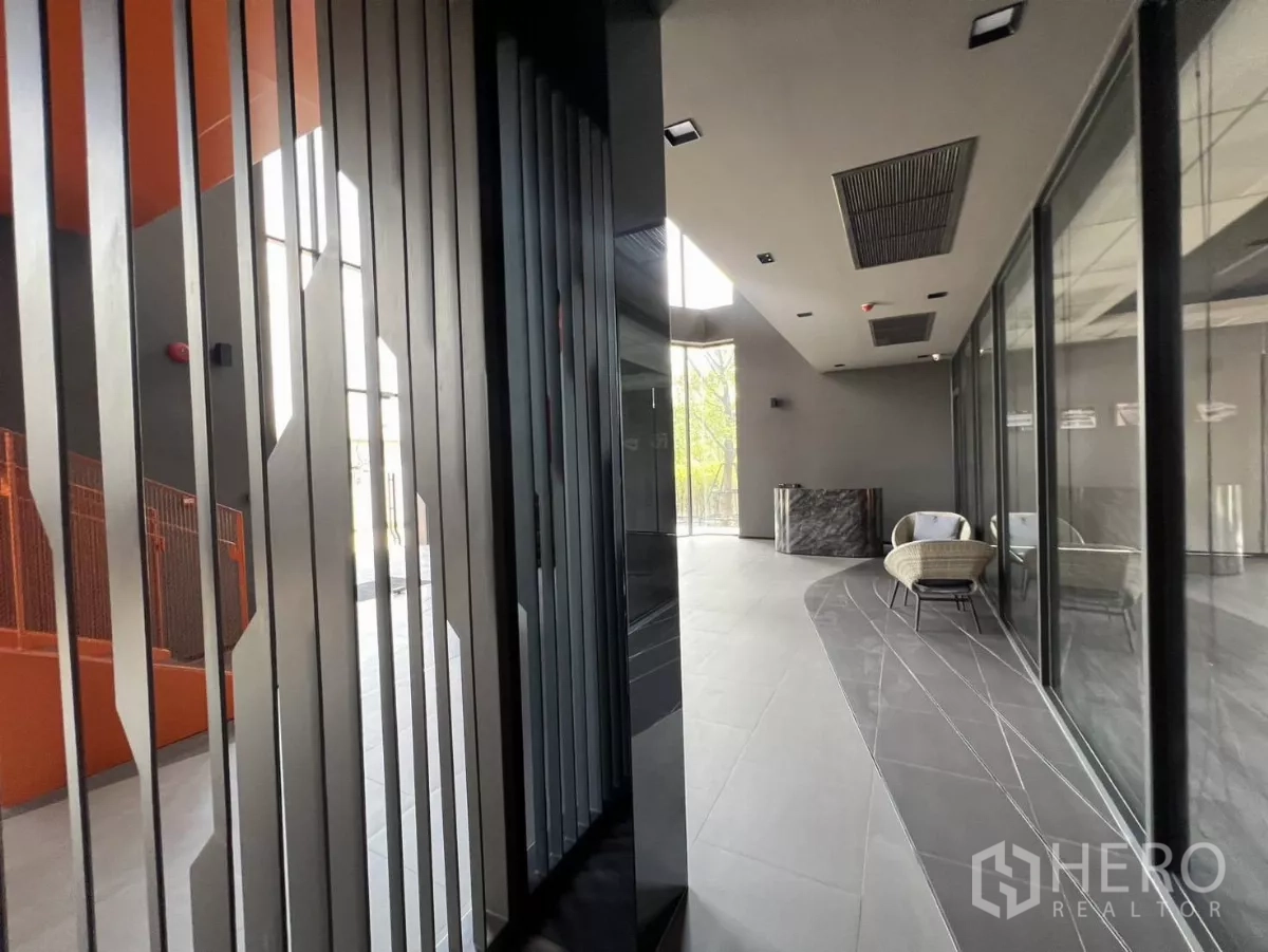 คลังสินค้า ขายในLat Krabang, Bangkok - โถงทางเดินตกแต่งระแนงโลหะ ผนังกระจก และพื้นกระเบื้อง.