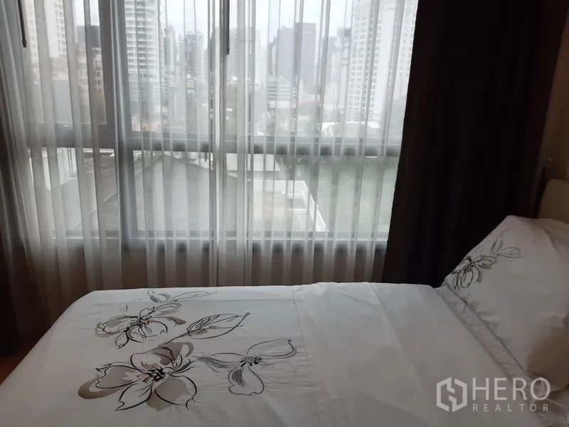 คอนโด ให้เช่าในWatthana, Bangkok - ห้องนอนที่สองพร้อมเตียงเดี่ยว มองเห็นสกายไลน์ผ่านหน้าต่างบานใหญ่