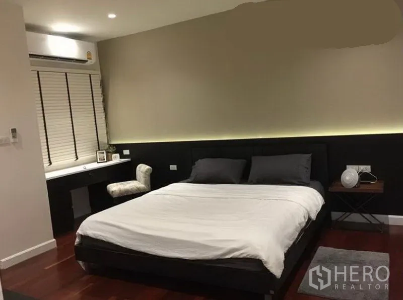 ทาวน์เฮาส์ ให้เช่าในKhlong Toei, Bangkok - ห้องนอนใหญ่ เตียงคิง โต๊ะทำงานบิลต์อินติดหน้าต่าง พื้นไม้โทนเข้ม