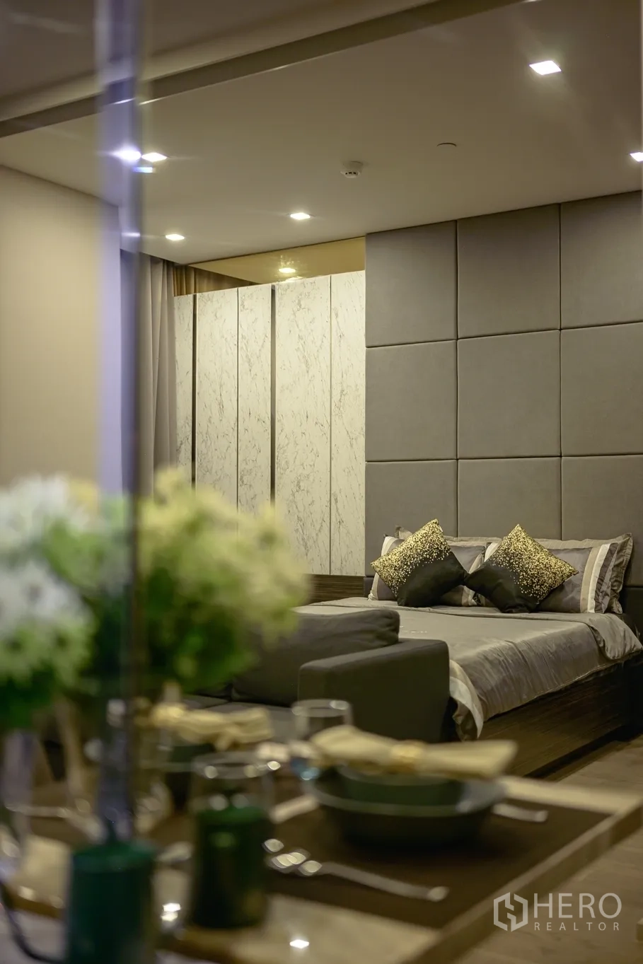 คอนโด ให้เช่าในWatthana, Bangkok - ดอกไม้เบลอด้านหน้า เฟรมภาพเตียงและผนังตกแต่ง