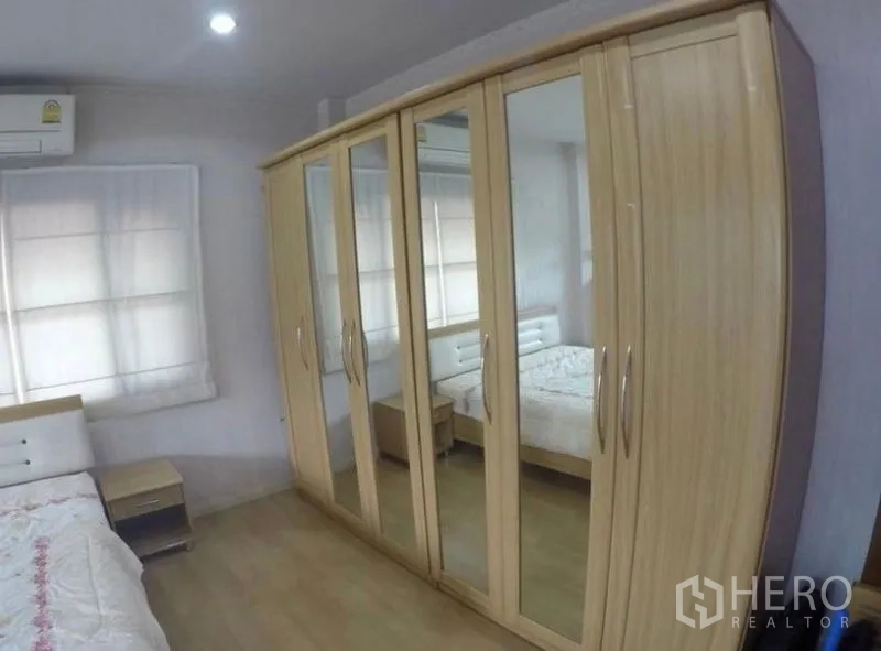 บ้าน ขาย - ตู้เสื้อผ้าบานกระจกหลายบานให้พื้นที่เก็บของกว้างขวางในห้องนอน