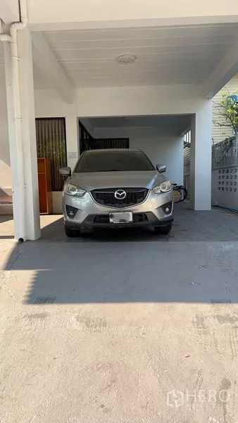 带办公室的家 出租或出售在Phra Khanong, Bangkok - 底层车棚正面视角，一辆车停放其下。