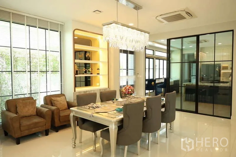 独立式住宅 出租或出售在Saphan Sung, Bangkok - 餐厅吊灯，推拉玻璃隔断连接厨房