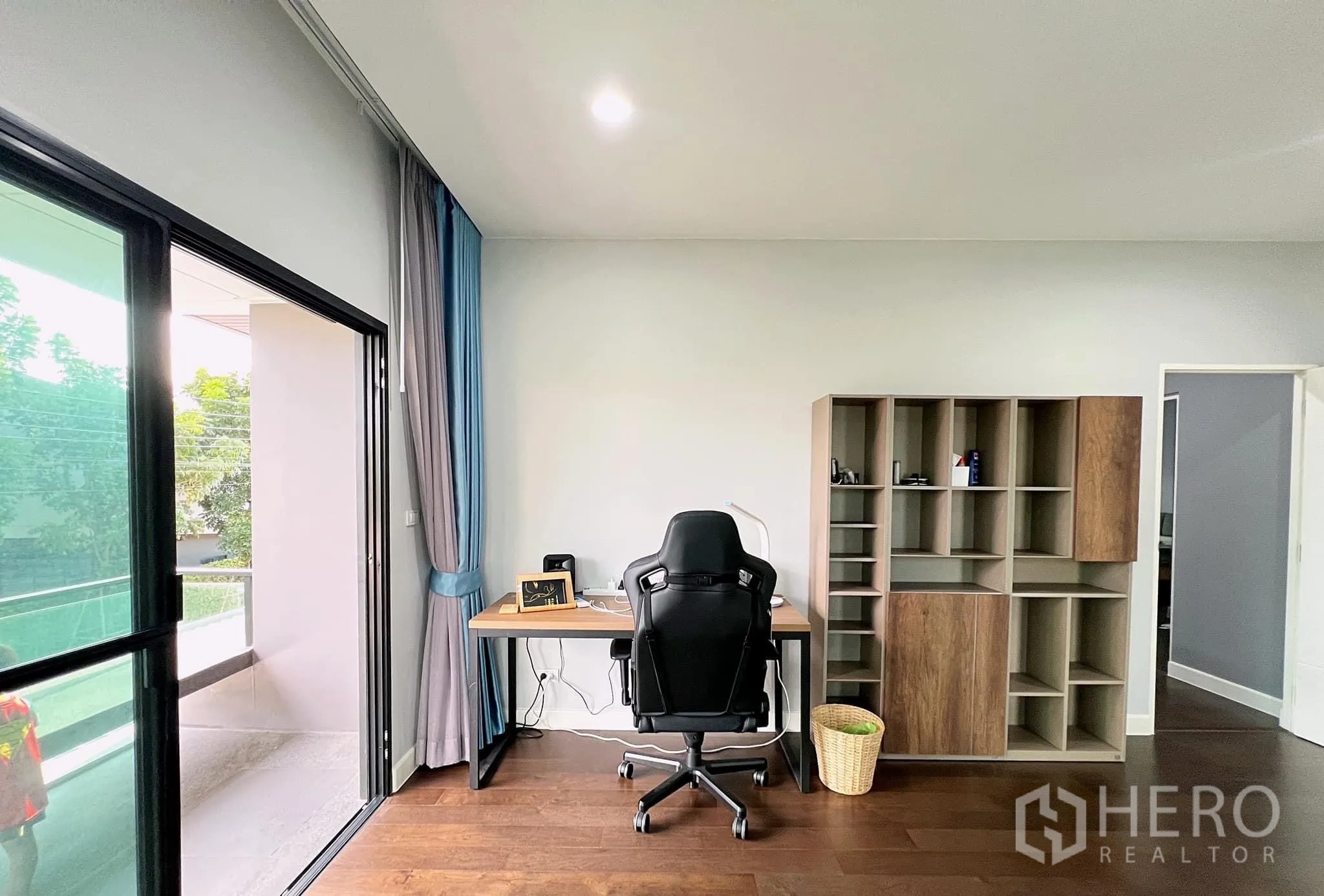 บ้าน ให้เช่าหรือขายในLam Luk Ka, Pathum Thani - มุมทำงานเปิดออกสู่ระเบียง พร้อมชั้นเก็บของบิลท์อิน