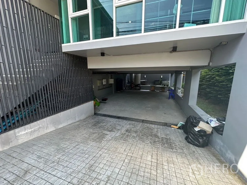 สำนักงานที่บ้าน ให้เช่าในPhra Khanong, Bangkok - ทางเข้าและที่จอดรถชั้นล่างใต้ตัวอาคาร