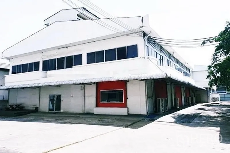 สำนักงาน ให้เช่าในHuai Khwang, Bangkok - อาคารสำนักงานโลว์ไรส์ในห้วยขวาง พร้อมหลังคาทางขนถ่ายและลานจอดกว้าง