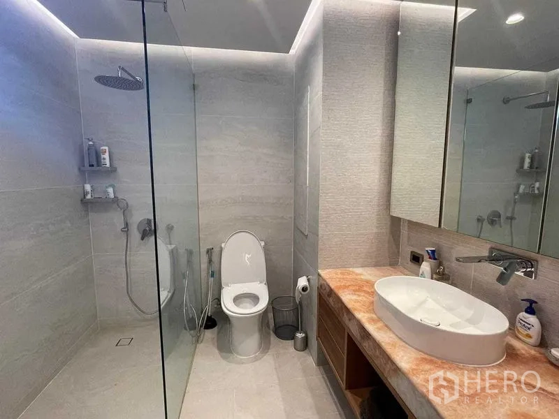 公寓 出租或出售在Watthana, Bangkok - 现代卫浴，玻璃淋浴间与雨淋花洒、台盆与镜柜