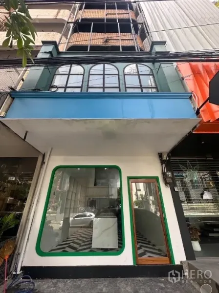 อาคารพาณิชย์ ให้เช่าในKhlong Toei, Bangkok - ด้านหน้าอาคารพาณิชย์ทองหล่อ หน้าต่างโค้งและกระจกเต็มบาน