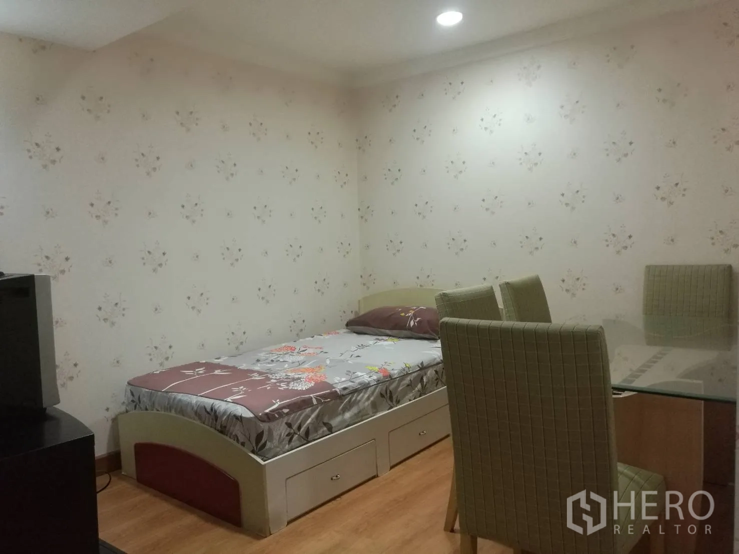 公寓 出租在Khlong Toei, Bangkok - 次卧带单人床与抽屉收纳，旁有玻璃餐桌。