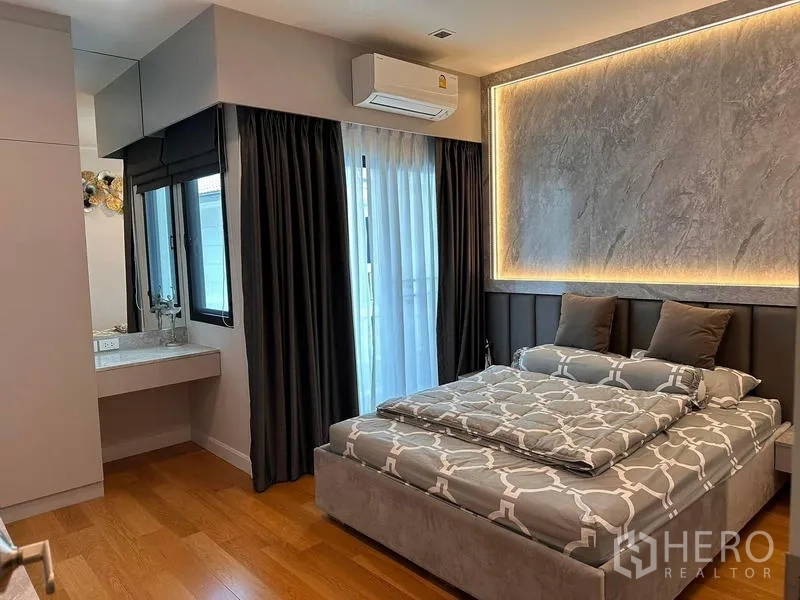 独立式住宅 出租在Prawet, Bangkok - 客卧，石纹发光背景墙与遮光窗帘。