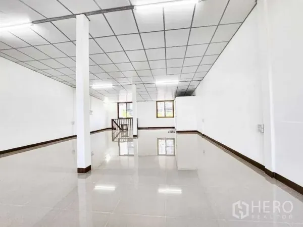 สำนักงานที่บ้าน ให้เช่าในKhlong Toei, Bangkok - ชั้นบนกว้าง โล่ง โปร่ง ฝ้าทีบาร์ มีเสาและช่องบันไดกลางห้อง.