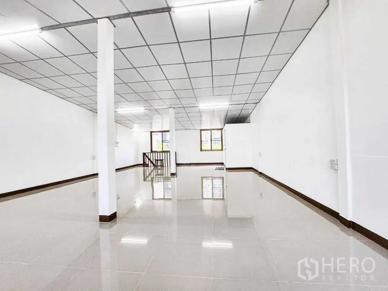 สำนักงานที่บ้าน ให้เช่าในKhlong Toei, Bangkok - ชั้นบนกว้าง โล่ง โปร่ง ฝ้าทีบาร์ มีเสาและช่องบันไดกลางห้อง.