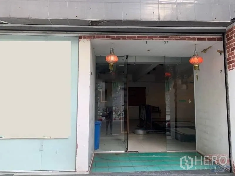 พื้นที่ขายปลีก ให้เช่าในWatthana, Bangkok - ทางเข้าหน้าร้านประตูกระจกสองบาน ตกแต่งโคมไฟห้อย