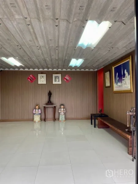 โรงงาน ให้เช่าในMueang Samut Prakan, Samut Prakan - ลอบบี้รับแขกพื้นกระเบื้อง ผนังลายไม้ และของตกแต่ง