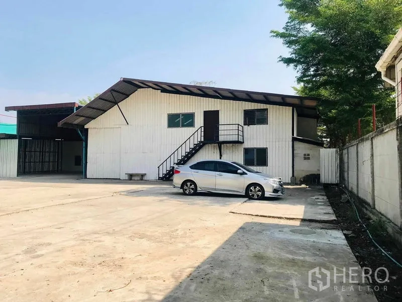 คลังสินค้า ให้เช่าในPathum Thani - ภายนอกโกดังพร้อมลานคอนกรีตกว้าง พื้นที่จอดรถ และบันไดภายนอก ในรังสิต ปทุมธานี