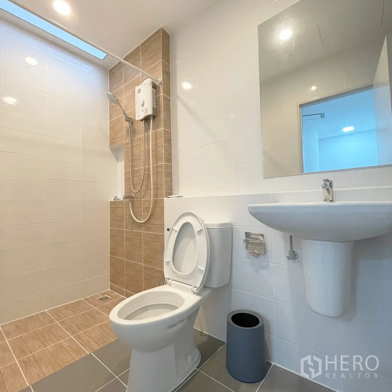Townhouse for rent in Bang Phli, Samut Prakan - Second bathroom featuring a water heater, mirror, and tiled walk-in shower.