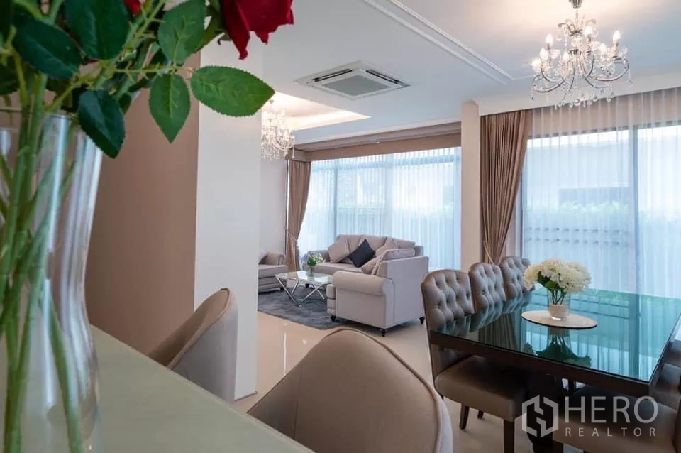 บ้าน ให้เช่าในPrawet, Bangkok - โถงนั่งเล่นและรับประทานอาหารแบบโอเพ่นแปลน สว่างด้วยโคมระย้าและหน้าต่างบานใหญ่