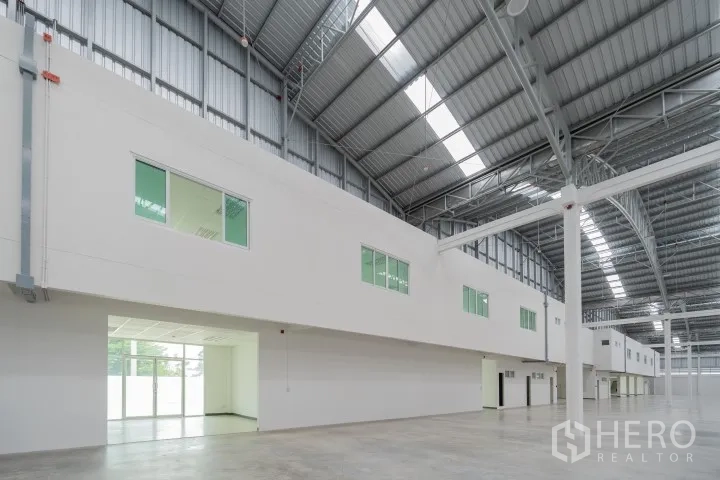 โรงงาน for rent in Khlong Luang, Pathum Thani - ฮอลล์โรงงานกว้าง เพดานเหล็กสูงพร้อมสกายไลท์ และพื้นที่สำนักงานชั้นบนมีหน้าต่าง