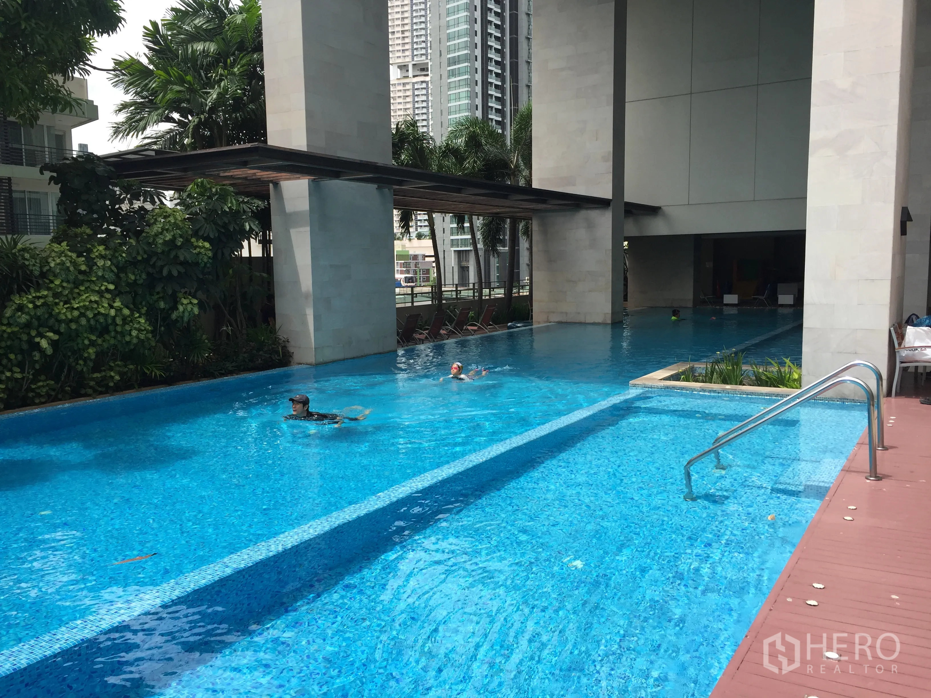 คอนโด ให้เช่าในWatthana, Bangkok - สระว่ายน้ำแบบสระยาวของคอนโด พร้อมดาดฟ้าพักผ่อนและต้นไม้อยู่ร่ม