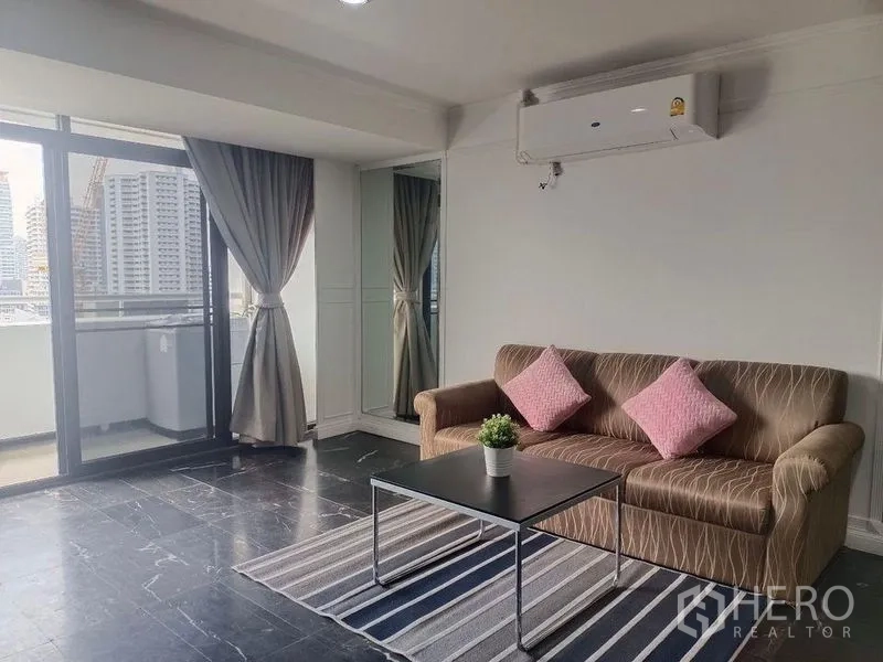 คอนโด ให้เช่าในWatthana, Bangkok - ห้องนั่งเล่นคอนโดย่านทองหล่อสว่างโปร่ง มีโซฟาและประตูบานเลื่อนออกสู่ระเบียงชมเมือง