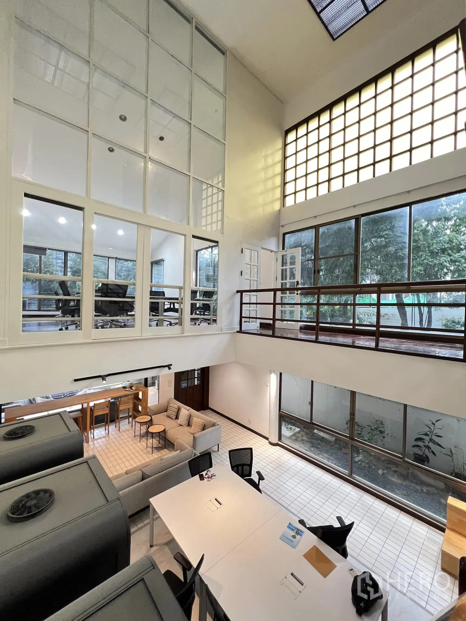 ทาวน์เฮาส์ ให้เช่าในWatthana, Bangkok - เอเทรียมสไตล์ลอฟต์ มีหน้าต่างสูงชนเพดาน มุมพักผ่อนและโต๊ะทำงาน มองเห็นสวน