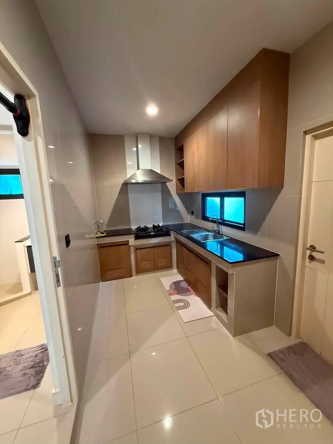 独栋房屋 for rent in Bang Kapi, Bangkok - 独立厨房配木质橱柜、燃气灶、油烟机与窗户。