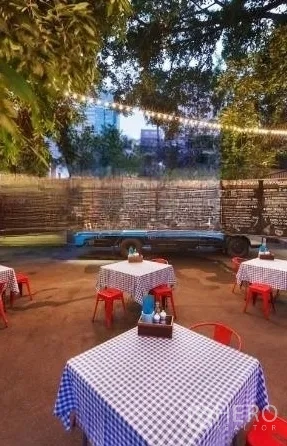 零售空间 出租在Watthana, Bangkok - 户外用餐区，格纹桌布与节日串灯