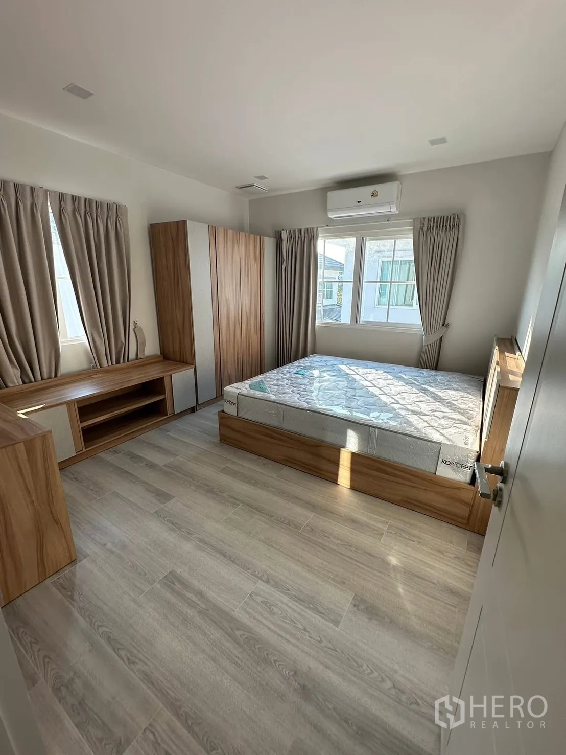 Detached House for rent in Bang Phli, Samut Prakan - Spacious bedroom layout with bed, wardrobe, and air conditioner.