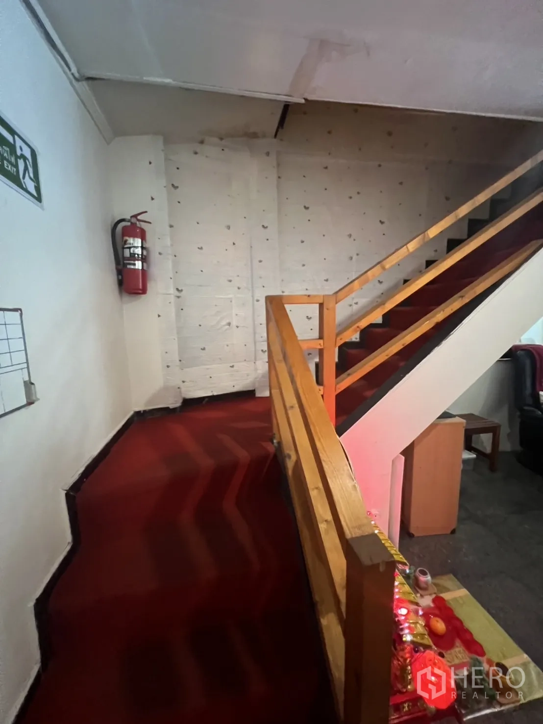 อาคารพาณิชย์ ให้เช่าในKhlong Toei, Bangkok - โถงบันไดภายใน ราวไม้ และถังดับเพลิงบนชานพัก.