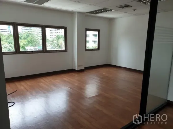 สำนักงาน ให้เช่าในKhlong Toei, Bangkok - ห้องมุมสำนักงานพื้นไม้ มีหน้าต่างหลายบานมองเห็นพื้นที่สีเขียว