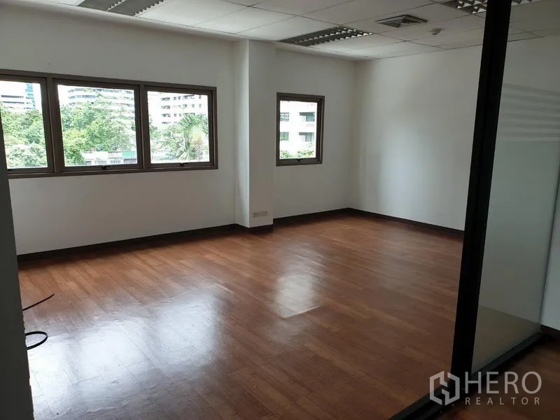 สำนักงาน ให้เช่าในKhlong Toei, Bangkok - ห้องมุมสำนักงานพื้นไม้ มีหน้าต่างหลายบานมองเห็นพื้นที่สีเขียว