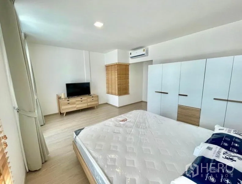 ทาวน์เฮาส์ ให้เช่าในPrawet, Bangkok - ห้องนอนหลักกว้าง พร้อมตู้เสื้อผ้า ชั้นวางทีวี และเครื่องปรับอากาศ
