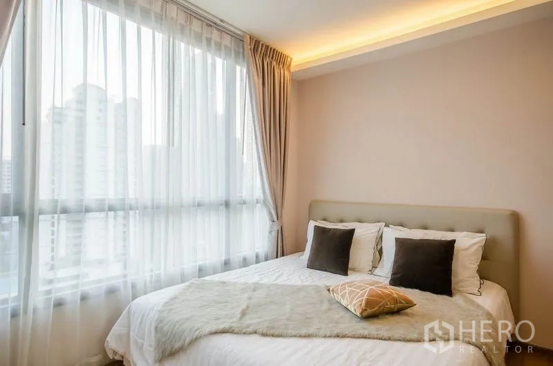 คอนโด ให้เช่าหรือขายในWatthana, Bangkok - ห้องนอนพร้อมมุมหน้าต่างบานใหญ่ ผ้าม่านบาง มองเห็นวิวเมือง