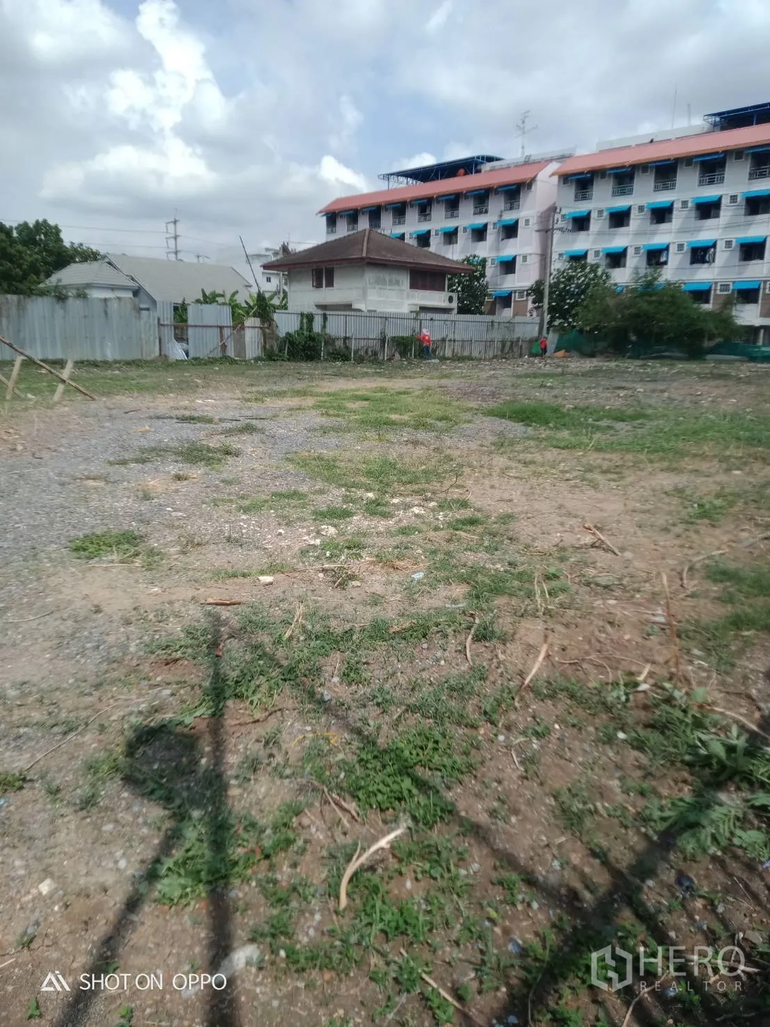 Land for rent in Khan Na Yao, Bangkok - Wide interior shot of the parcel showing cleared soil and gravel across the open lot.