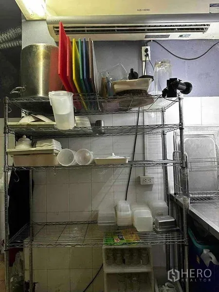 พื้นที่ขายปลีก ให้เช่าในWatthana, Bangkok - ชั้นวางโลหะสำหรับหลังบ้าน เก็บภาชนะในห้องเตรียมอาหารปูกระเบื้อง