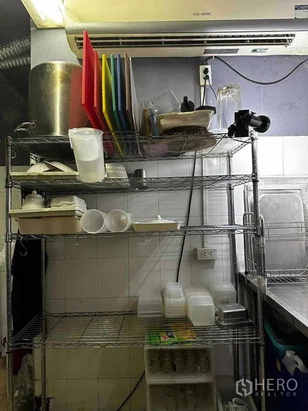 พื้นที่ขายปลีก ให้เช่าในWatthana, Bangkok - ชั้นวางโลหะสำหรับหลังบ้าน เก็บภาชนะในห้องเตรียมอาหารปูกระเบื้อง