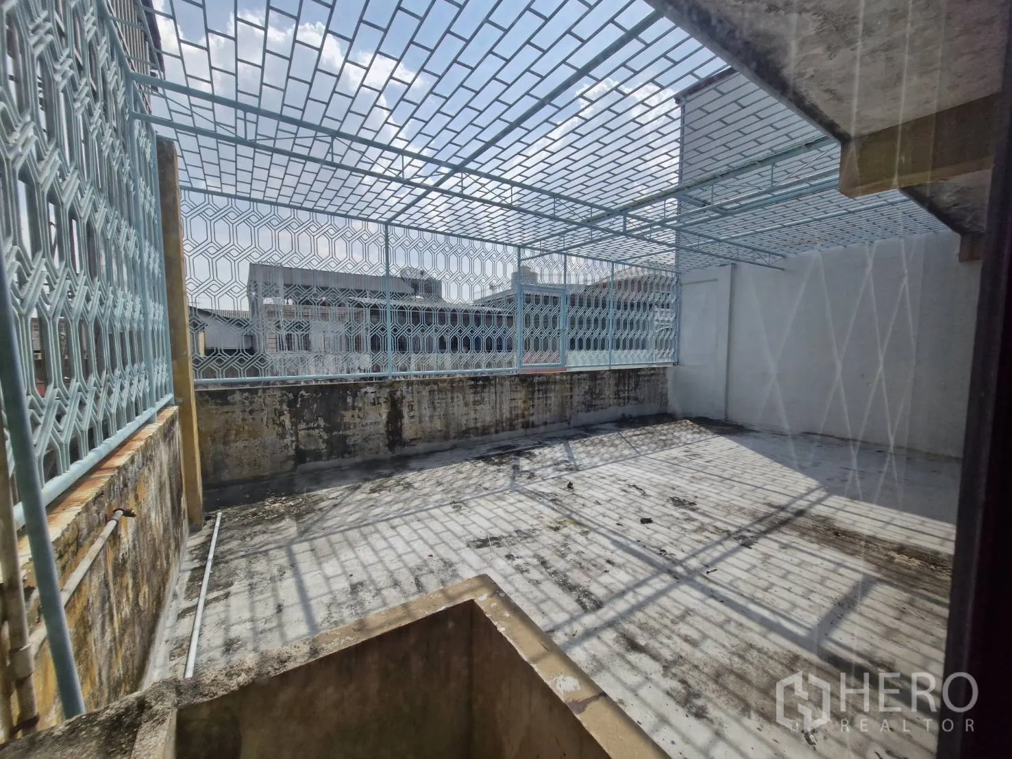 อาคารพาณิชย์ ให้เช่าในYan Nawa, Bangkok - ดาดฟ้ากว้างพร้อมกรงเหล็กและท้องฟ้าเปิด