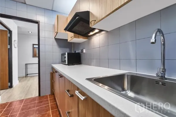 คอนโด ให้เช่าในWatthana, Bangkok - ครัวแคบยาว เคาน์เตอร์หิน อ่างล้างจาน เครื่องดูดควันและไมโครเวฟ