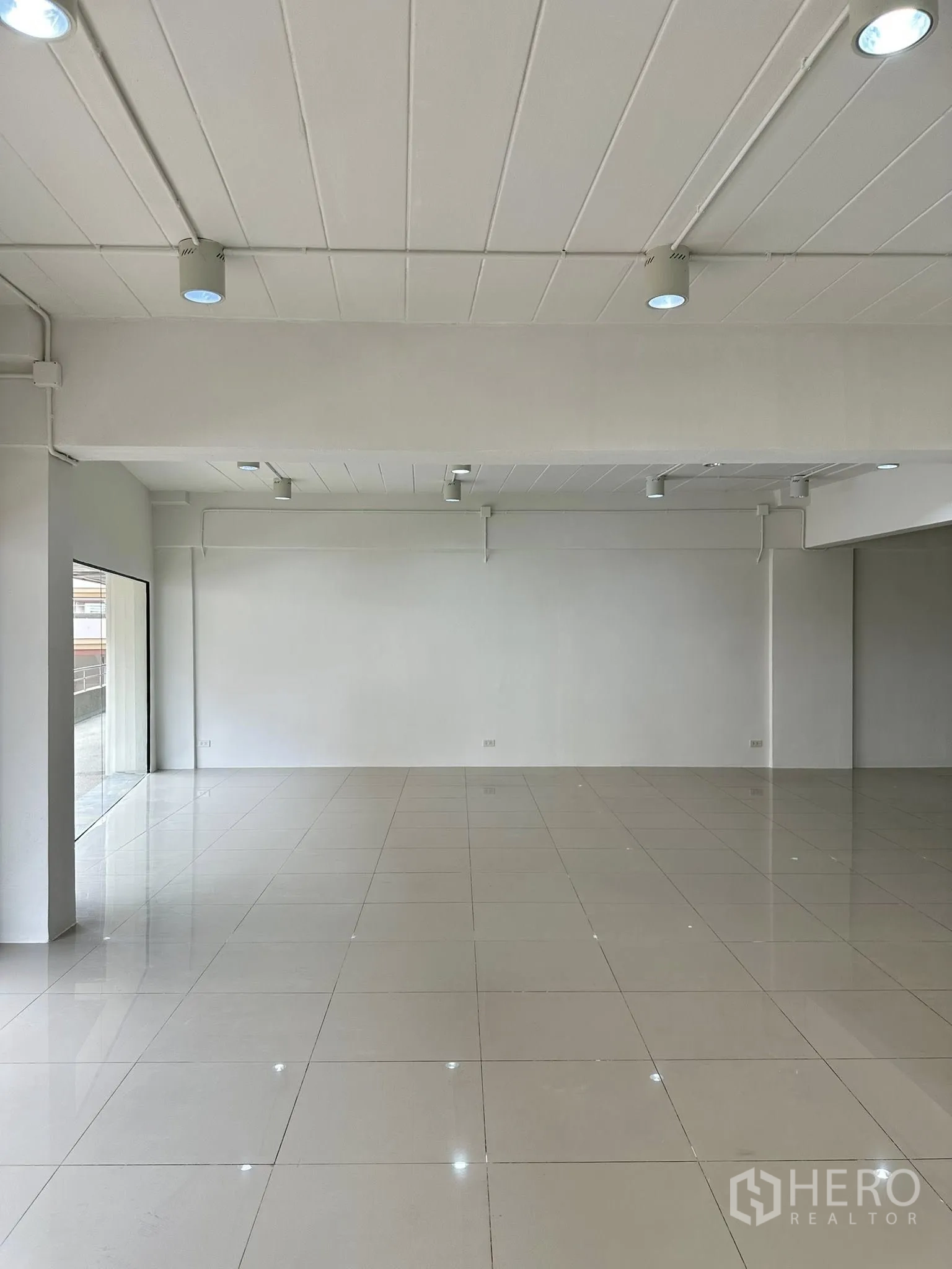 สำนักงาน ให้เช่าในWatthana, Bangkok - ออฟฟิศกว้างโทนสีขาว หน้าต่างผนังใหญ่และพื้นกระเบื้องมัน