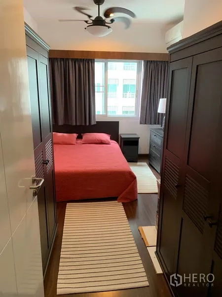 คอนโด ให้เช่าในBang Kapi, Bangkok - ห้องนอนสว่าง หน้าต่างบานใหญ่ พัดลมเพดาน ตู้เสื้อผ้าสีเข้ม และชุดผ้าปูสีแดง