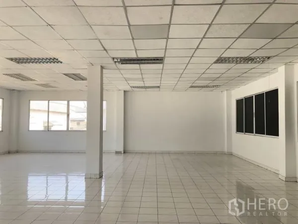 货栈 出租在Phra Nakhon Si Ayutthaya - 明亮的办公区，瓷砖地、吊顶与大窗户。